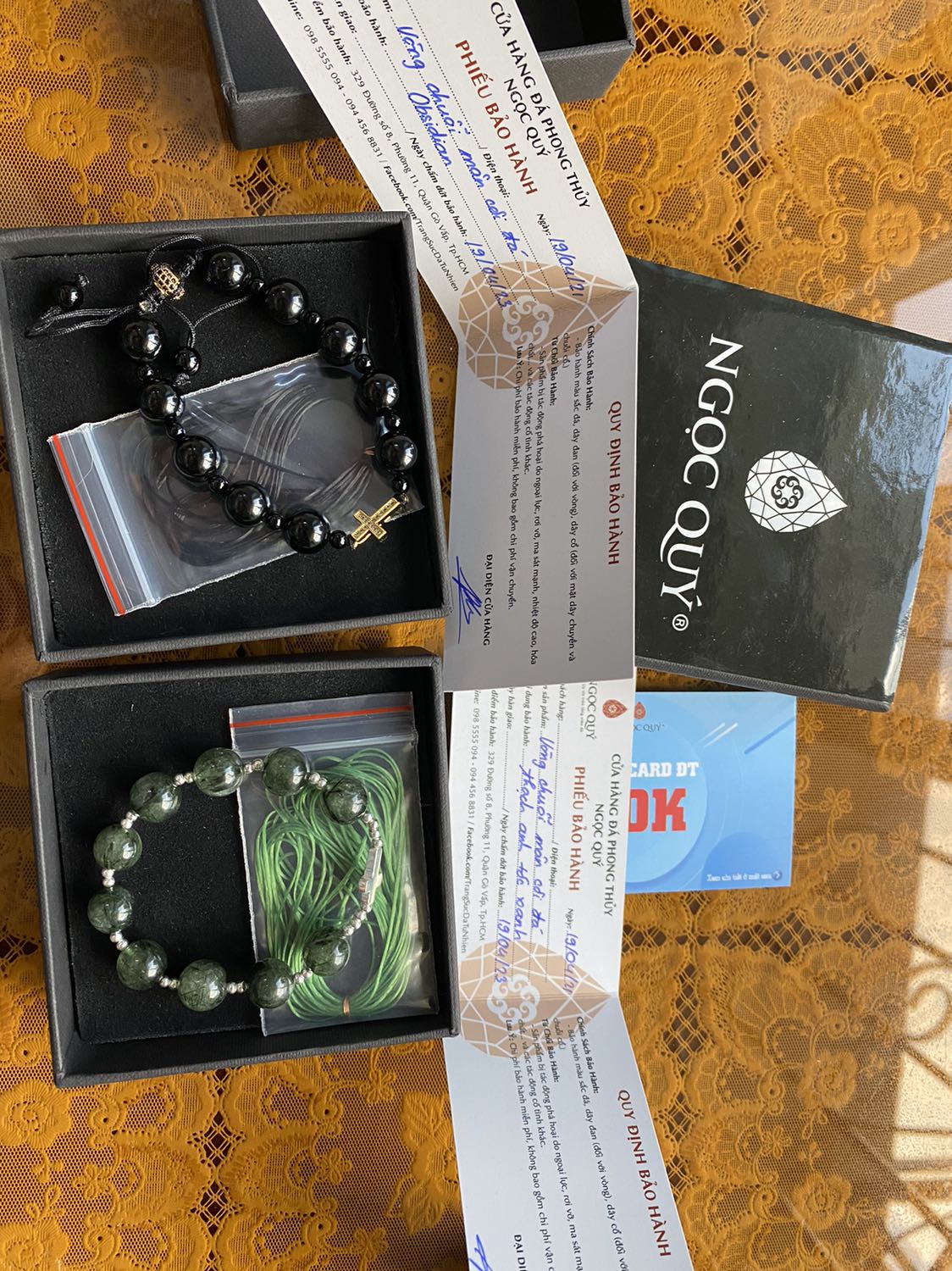 Sản phẩm có giấy bảo hành về màu sắc đá và dây.