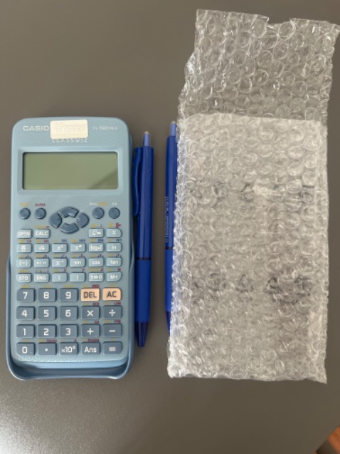 Máy tính tốt, được tặng kèm 2 bút bi pilot. Giá nhà sách Nhân Văn rẻ hơn các shop khác. Sẽ tiếp tục ủng hộ!