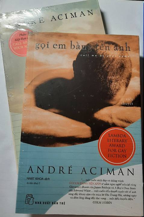 + Tiki giao hàng rất nhanh, sách còn nguyên màng co bên ngoài nên khi giao đến không gặp hư hại gì. 
+ Nội dung sách: 
   Câu chuyện là mối tình lãng mạn nhưng đầy khắc khoải giữa chàng thiếu niên 17 tuổi - Elio với vị khách trọ, hơn cậu tới 7 tuổi - Oliver giữa khung cảnh mùa hè nước Ý tràn ngập ánh nắng ấm áp, cổ kính và rất đỗi nên thơ với hồ nước trong xanh, thảm cỏ rộng lớn, hay khu vườn đầy trái đào, mơ chín ửng và những triền đồi ngập hướng dương. Cuộc tình mùa hè của Oliver và Elio diễn ra thật vội vã, gấp gáp, kéo dài vỏn vẹn chỉ trong 6 tuần. Họ đã lao vào nhau như con thiêu thân bay vào biển lửa, mê đắm trong những cảm xúc dâng trào như thể đây mới là tình đầu của họ, yêu như chưa từng được yêu! Tác giả thật tài tình khi đã thể hiện thật tốt những xúc cảm trong tình yêu của những con người trẻ tuổi là phải thế: dạt dào, điên cuồng và thẳm sâu...

   Với Elio, ngăn ánh sáng chiếu vào phòng là một tội ác, nhất là khi Elio không thể có được thứ ánh nắng đó suốt đời. Điều này cũng tương tự như việc cậu không thể có Oliver đến trọn đời. Phải chăng vì thế mà Elio thầm cầu nguyện: “Hãy để mùa hè đừng bao giờ kết thúc, hãy để anh ấy đừng bao giờ ra đi, hãy để tiếng nhạc cứ vang lên mãi mãi”. Thế nhưng theo vòng quay đều đặn, không ngừng của bánh xe thời gian, mùa hè nồng nhiệt trôi qua, Oliver đã ra khỏi căn nhà và đi ra hẳn cuộc đời Elio, nhưng trái tim họ dường như vẫn nán lại bên nhau. Mà trái tim sẽ không bao giờ bị “hoả thiêu trên giàn lửa”. 

   Và khi gấp lại những trang sách, tôi chợt nhận ra rằng, chuyện tình giữa 2 chàng trai ấy hoá ra cũng chẳng khác nào một giấc mộng đêm hè, vừa ngắn ngủi lại vừa nuối tiếc....

   Với "*** me by your name", không tồn tại tình yêu vĩnh cửu mà chỉ có những giây phút vĩnh cửu của tình yêu!