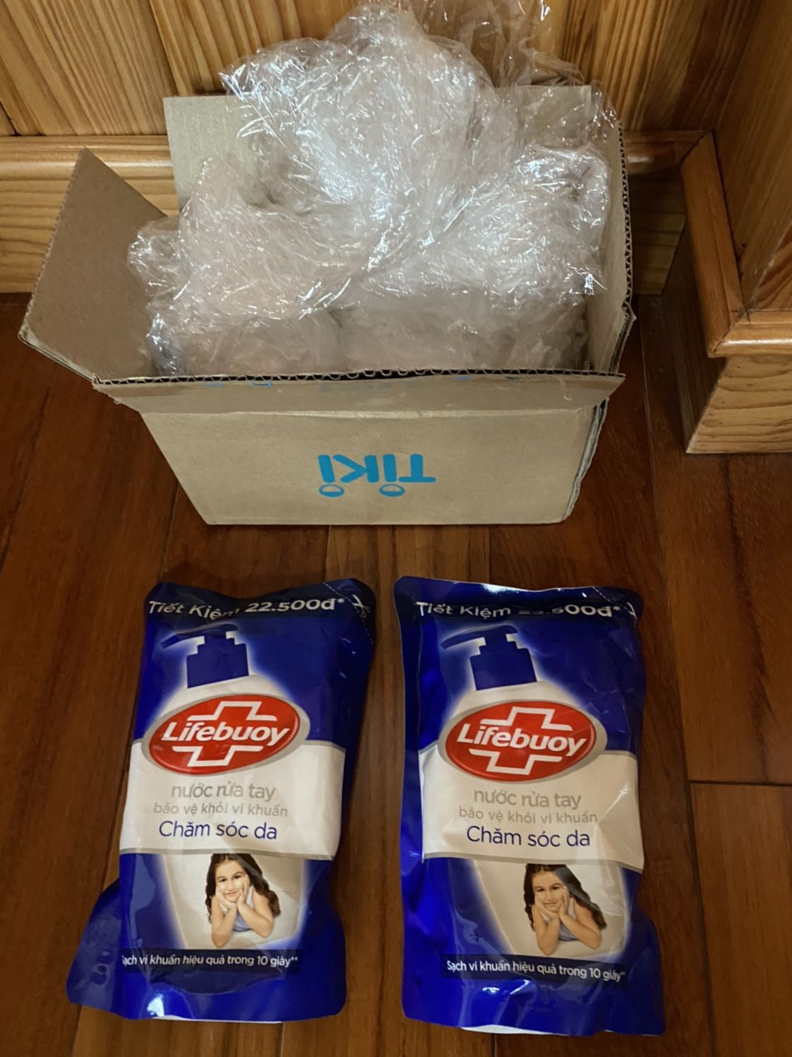 Tôi mới đặt hôm qua (8/2) mà đã nhận hôm nay (9/2) Tiki lên đơn và còn gửi email thông báo về vận chuyển giao hàng kèm theo hoá đơn điện tử rất nhanh. Tiki đóng gói kỹ đến nỗi bọc thêm cả bao bì nữa vào trong hộp tránh gây hư sản phẩm. Về giao hàng nhanh quá xuất sắc chỉ có là dịch vụ Ninja Van. Cảm ơn Tiki và Ninja Van nhiều.