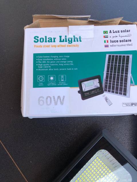 Bán hàng không đúng, " treo đầu dê bán thịt *** ". Tôi từng mua hàng online nhưng bữa nay mới bị *** như vậy. Hình chụp cái đèn 60W có ghi trên đèn, nhưng khi giao hàng đèn không phải là 60w , mà 60w được dán vào, trên đèn không có ghi công suất,