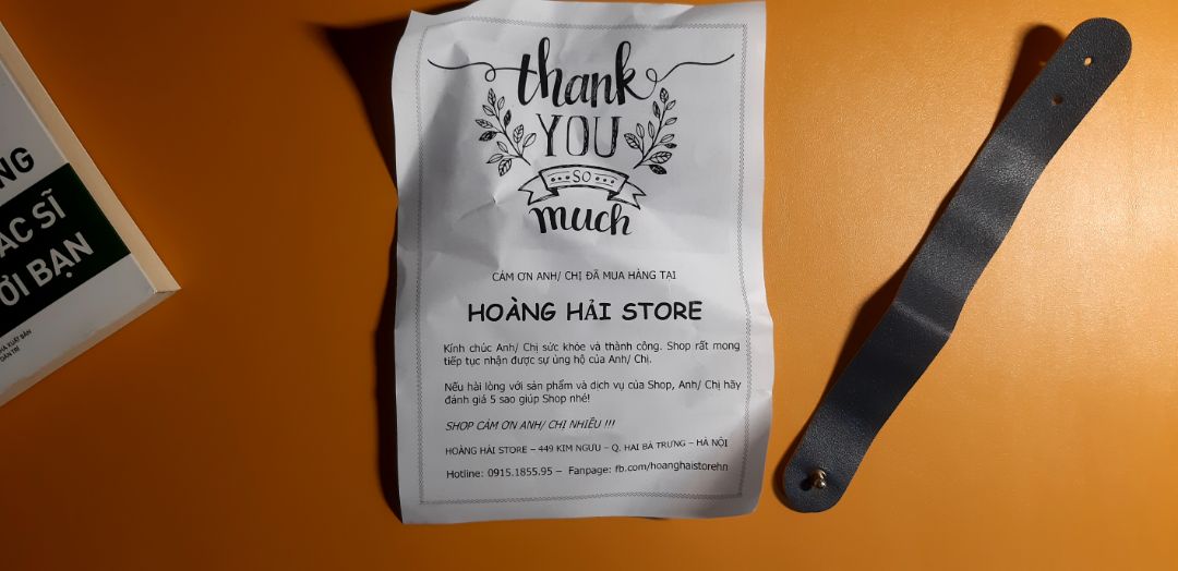 Đặt lên bàn làm việc rất trang nhã, tạo cảm hứng làm việc rất tốt. Mọi người cũng biết work from home rất stress. Vừa trải bàn vừa lót chuột luôn. Nhận hàng về là mình quăng luôn cái miếng lót chuột xấu xí rồi. Mình chụp cả 2 mặt cho mọi người xem, ban ngày để màu nổi cho hưng phấn, ban đêm để màu đằm cho dịu mắt trước khi ngủ.
Sẵn tiện PR luôn quyển sách rất bổ ích trên bàn, mùa dịch này mọi người nhớ ăn uống bổ sung dinh dưỡng đầy đủ để bảo vệ sức khỏe nha! Quyết thắng đại dịch!?