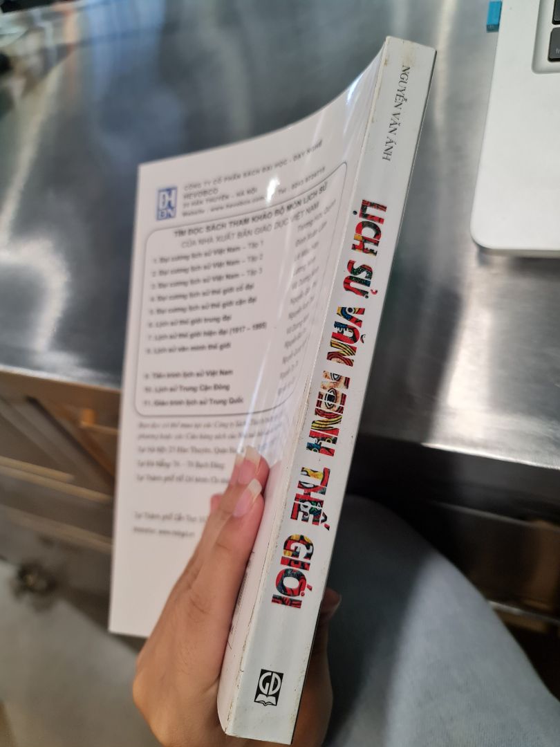Sách có bọc nhưng mà đến lúc giao cho khác mới cho vào bọc đúng không ạ? 🥲 gáy sách của em bẩn với toàn keo không huhu