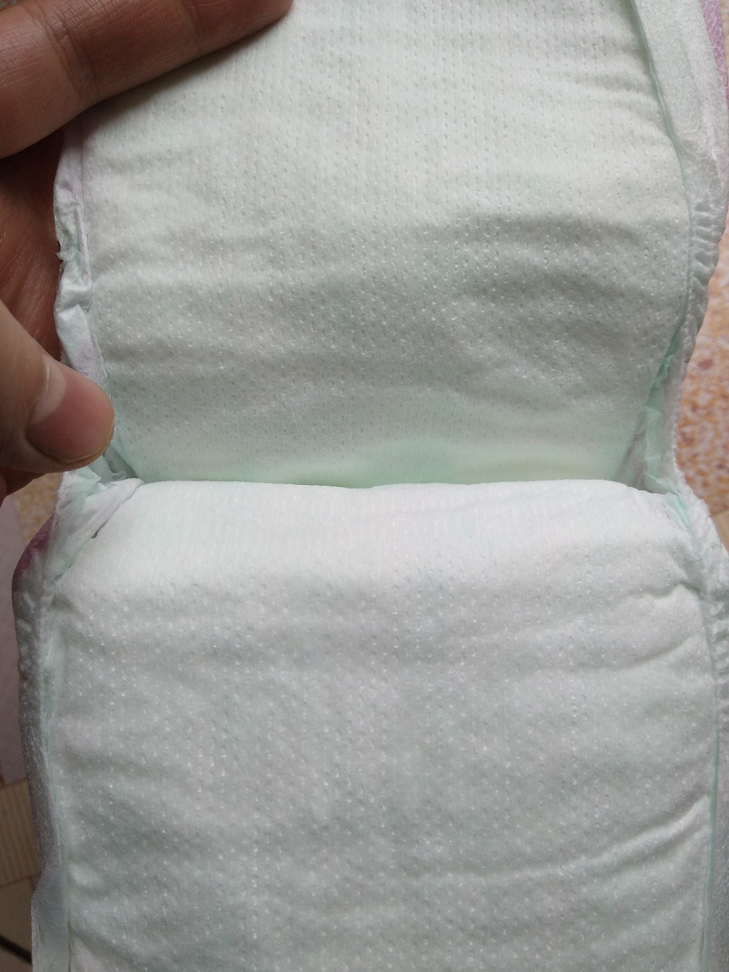 miếng lót thấm hút khá tốt. tuy nhiên thi thoảng hạt gel bị bung ra ngoài để lại li ti trên da bé. mua hàng tiki nên khá yên tâm miếng lót thấm hút khá tốt. tuy nhiên thi thoảng hạt gel bị bung ra ngoài để lại li ti trên da bé. mua hàng tiki nên khá yên tâm