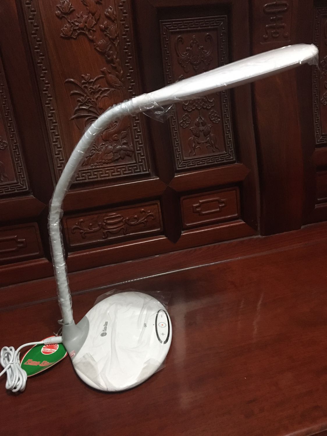 Mình dùng sp đc 1 tháng và có nhận xét sau:
Ưu điểm: đẹp, nhẹ, cảm ứng ban đầu chưa nhạy lắm nhưng dùng 1 thời gian thấy ok hơn hẳn. Có 3 màu với 5 mức độ sáng. Mức sáng nhất mình thấy ổn, đủ để học bài đọc sách mà k cần bật thêm đèn khác. Thân đèn dẻo nên có thể điều chỉnh cao thấp nha. Tem mác đầy đủ. Giá cả quá phải chăng.
Nhược điểm: cái viền kim loại quanh nút cảm ứng lỏng lẻo, nhấc lên đc luôn (như ảnh). Ban đầu chỉnh tăng giảm nó cứ lập bập hơi khó chịu xíu nhưng r cũng thấy bt :))
Nchung ưng ý. Ủng hộ sp Việt chất lượng ntn. Cảm ơn tiki và nhà cung cấp.