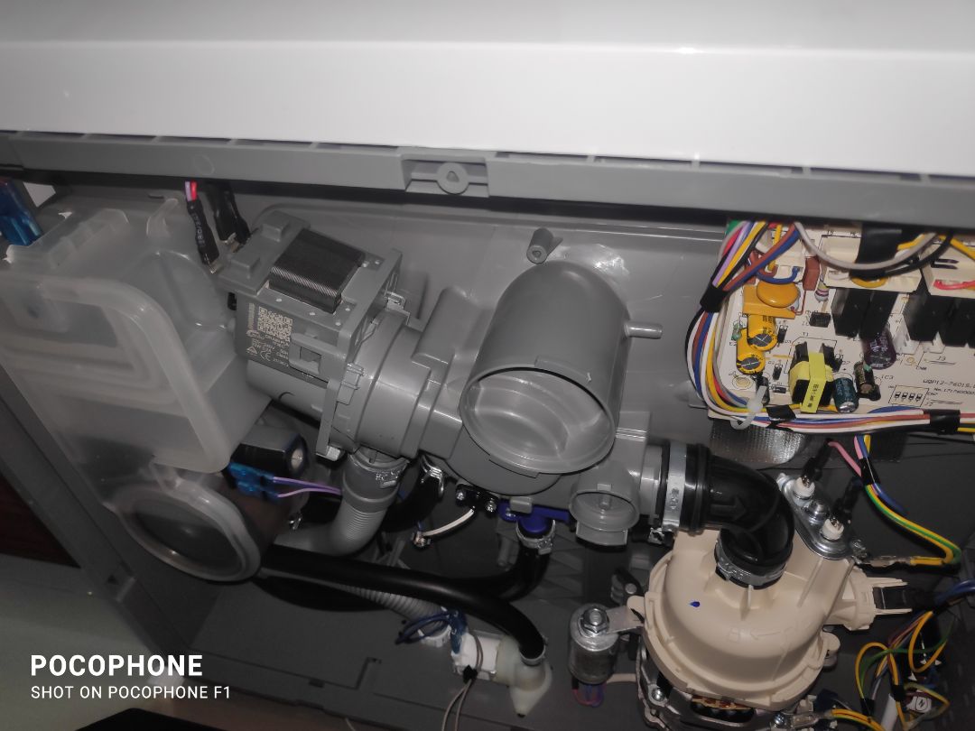 Tin tưởng tiki vì mua rất nhiều rồi nhưng thất vọng. máy mở ra thì đọng nc bên trong (m có quay video nhưng nặng quá k post lên đây đc). xong bê vào k để ý, lúc sau phát hiện ra đế bị rơi ra do k có ốc. con này chắc chắn đã bị tháo ra sửa xong đóng lại thành hàng mới. chắc lúc tháo ra sửa xong đóng vào k thèm vặn ốc chân đế luôn. quá thất vọng với tiki