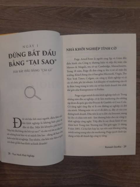 Mình mua cùng với bộ Khởi Nghiệp Bán Lẻ, thật may vì tìm thấy 2 bộ sách này vì chúng thật sự có liên kết mật thiết với nhau. 
Trong cuốn Lối Tắt KN có câu mình khá thích đó là " đường tắt không dễ đi nhưng nó giúp ta đi nhanh hơn. Có rất nhiều cách để đến với thành công nhưng người khôn ngoan luôn biết tìm ra con đường ngắn nhất cho riêng mình". Cùng với KN Du Kích và Thực Hành KN của tác giả/dịch giả Trần Thanh Phong chưa bao giờ khiến mình thất vọng với nhiều trải nghiệm thực tế được anh đưa vào sách. 
Mỗi một cuốn đều cho chúng ta một khía cạnh về khởi nghiệp, có đầy đủ những kinh nghiệm thực chiến mà tác giả đã từng trải qua, cũng như mình có thể áp dụng ngay vào công việc kinh doanh.
