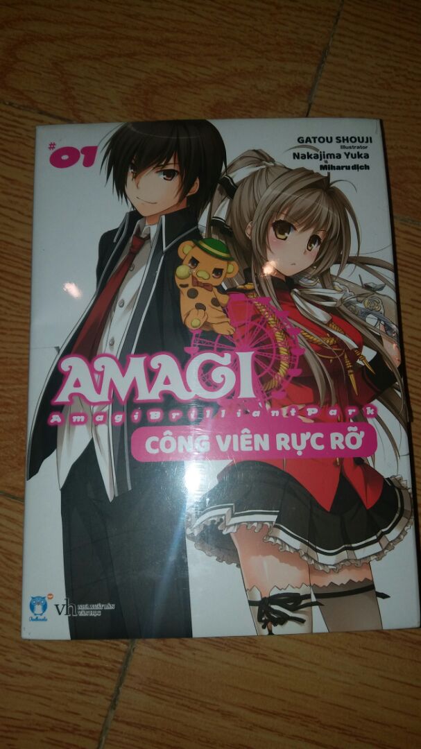 Ban đầu trước khi quyết định ấn đặt bản đặc biệt thì thấy nhiều bạn rating và than phiền rằng dù đặt bản đặc biệt nhưng không có huy hiệu vì nó là số lượng có hạn cơ mà mình vẫn thử đặt cược xem sao TvT Mà biết gì tay cũng thối ai dè lúc mở hộp thì lại được tặng kèm huy hiệu, vui quá trời luôn huhu. Cảm ơn Tiki rất nhiều ạ