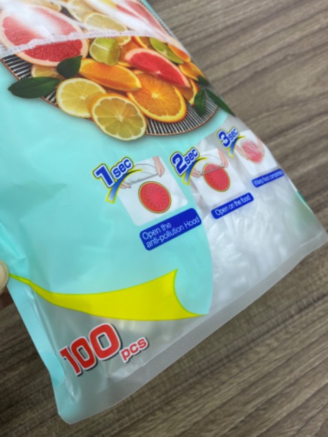 Màng chụp dùng rất tiện, bọc được nhiều kích cỡ nồi tô chén, dùng để trùm nón bảo hiểm cho khỏi ướt cũng okela luôn. một bịch siêu nhiều xài không biết bao giờ mới hết