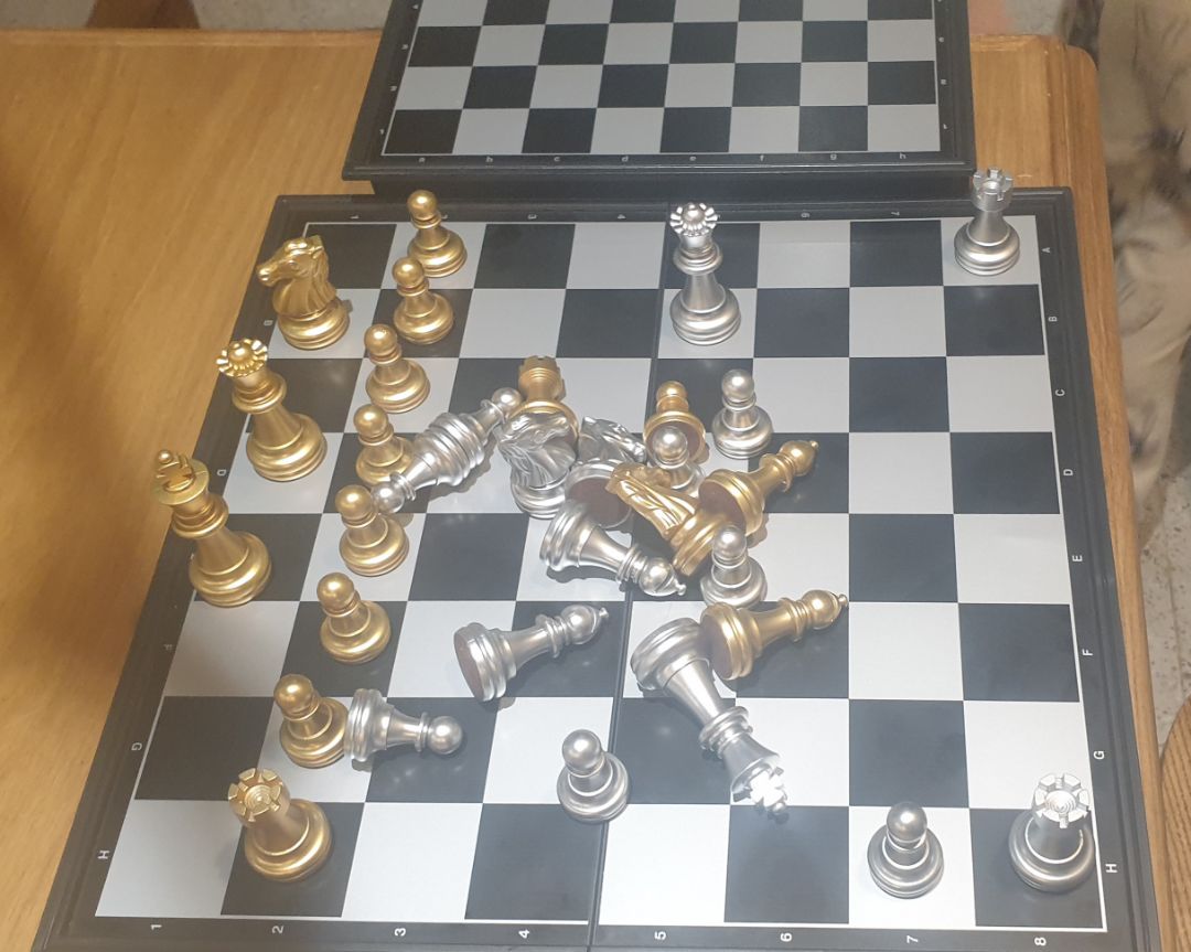 Giao hàng hơi lâu nên trừ 1 sao.
Chất lượng: quân cờ tinh xảo, sắc nét, đẹp như bộ tôi mua từ Sing về. Cỡ 25 phù hợp mang đi chơi, cỡ 32 vừa phải. Rất đáng giá và nên mua.