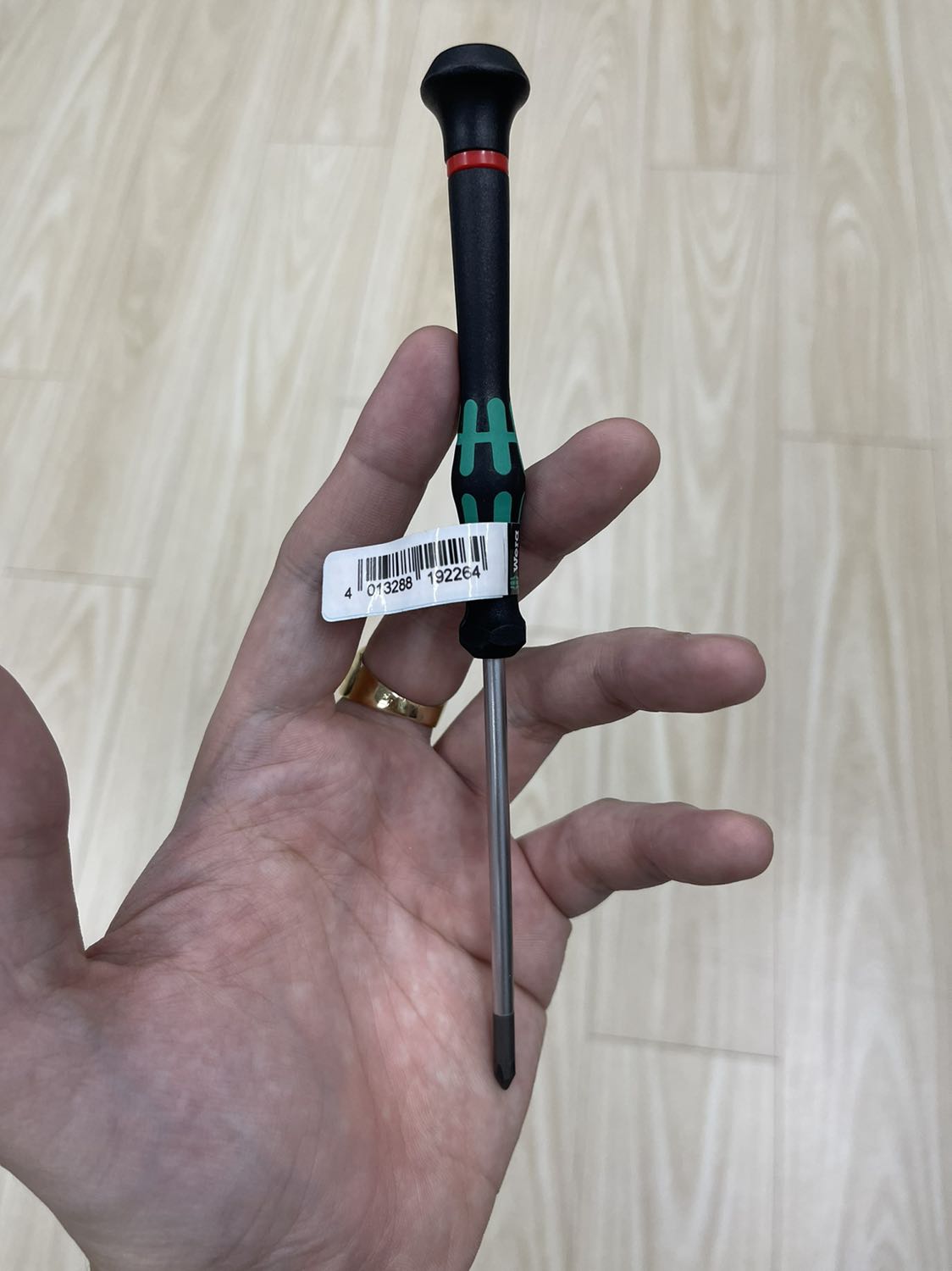 Đầu xoay hơi khít nhưng mũi thì rất tốt, mình tháo cái vòng đỏ ra thì xoay rất đã