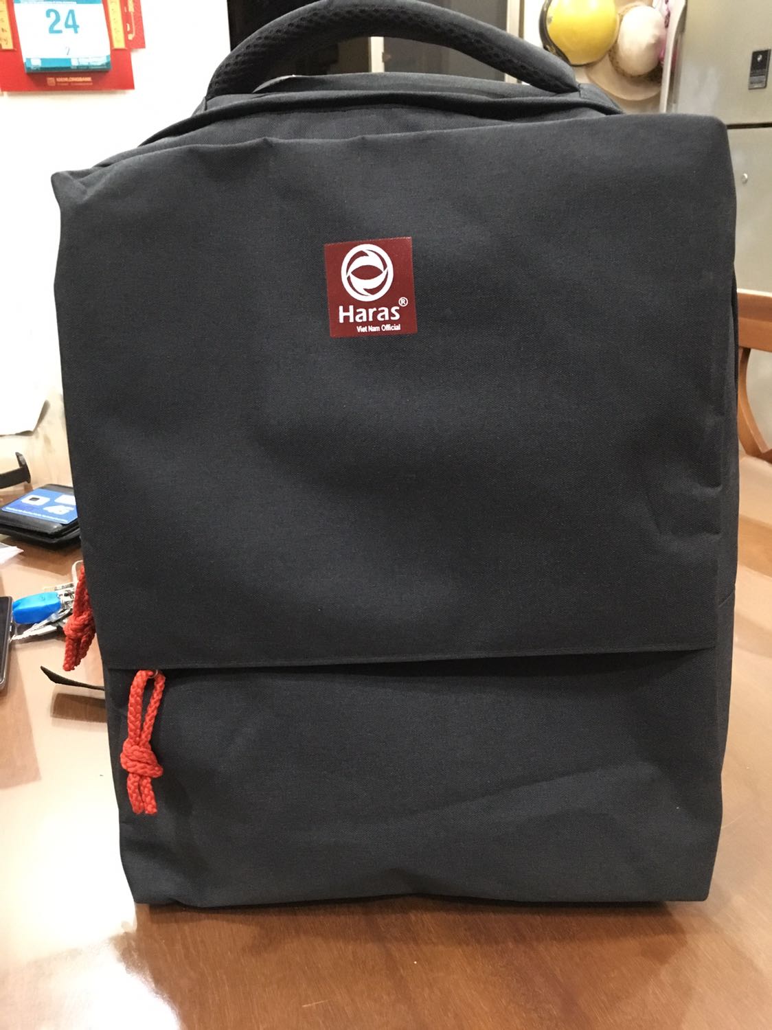 Balo hơi to so với hình ảnh minh hoạ, form balo không giống lắm với quảng cáo và bị bẩn ở một số chỗ. Khoá kéo mượt mà chắc chắn, tóm lại là tốt so với giá mua được 69k.