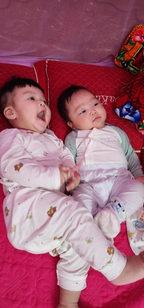 2 bé nhà mình rất hợp tác