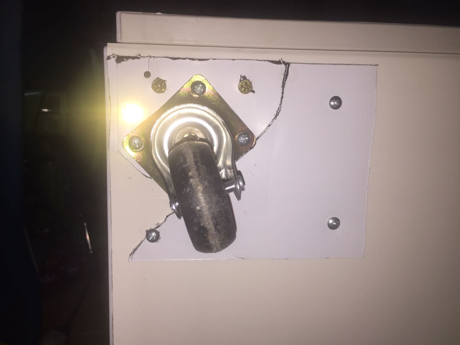 Đầu tiên phải khen tủ, đẹp, gọn, giao hàng nhanh. Hàng như hình. 
Phần còn lại, điểm trừ là:
1. Làm dối, hộc tủ mà bắt ốc thiếu 1 cái phía sau hộc tủ, về lâu dài sẽ ko ổn, dễ ghê
2. Bánh xe bắt bể gãy, xong bắt lại ko thay miếng khác cho khác hàng! 
3. Trong tủ gắn bị bể theo cách ngăn giữa tủ! 
Mong cửa hàng lúc làm cẩn thận, vì hàng cồng kềnh, muốn đổi hàng cũng khó! 
Mọi người nên cân nhắc khi mua, nếu được lựa trực tiếp sẽ ổn hơn!