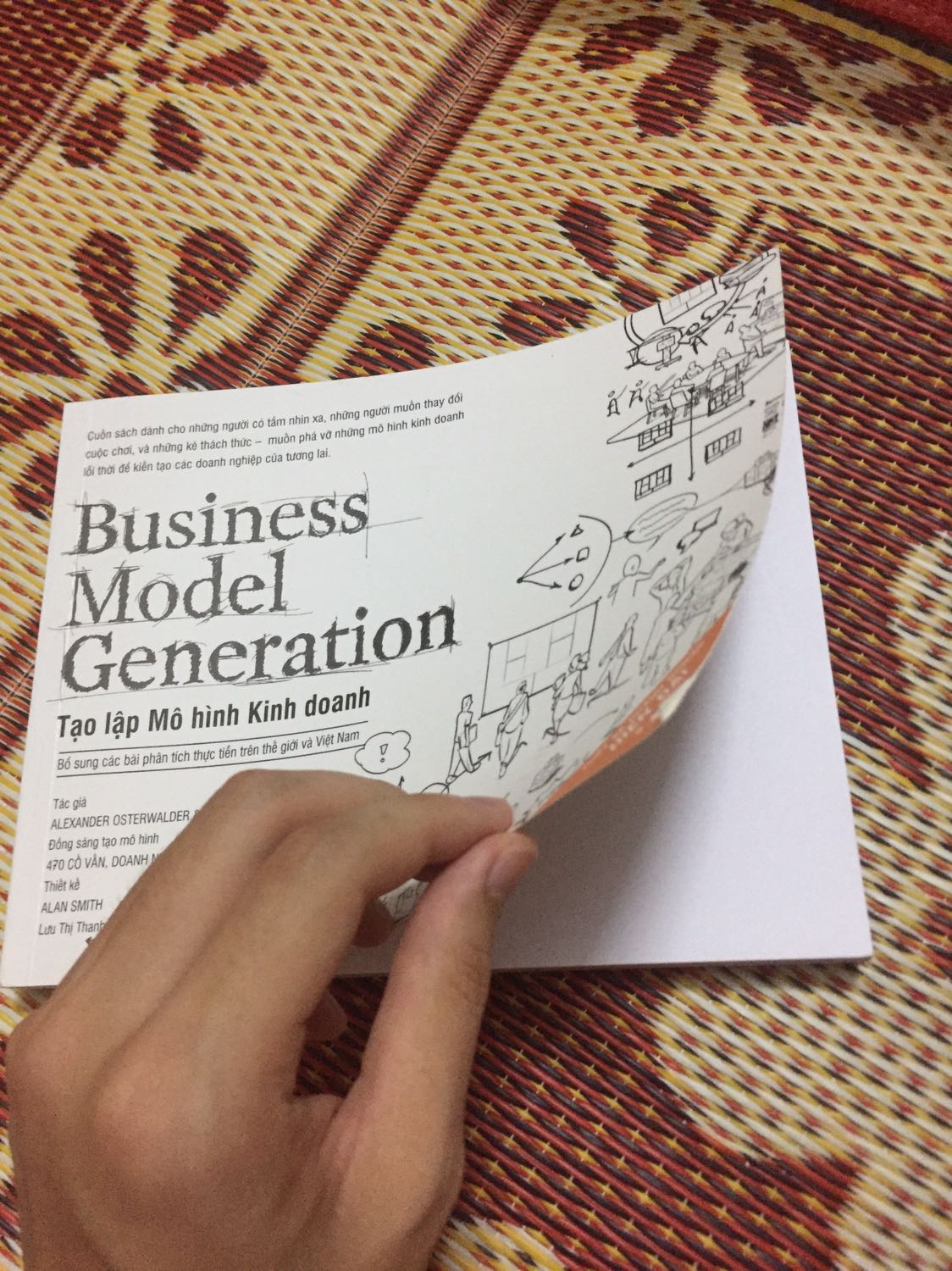 Bìa sách khá tệ, không biết bên mình xuất từ kho hay cửa hàng mà mình mới nhận hàng đã nhăn nheo như thế này rồi. Tuy nhiên, nội dung cũng như chất liệu giấy đều khá tốt