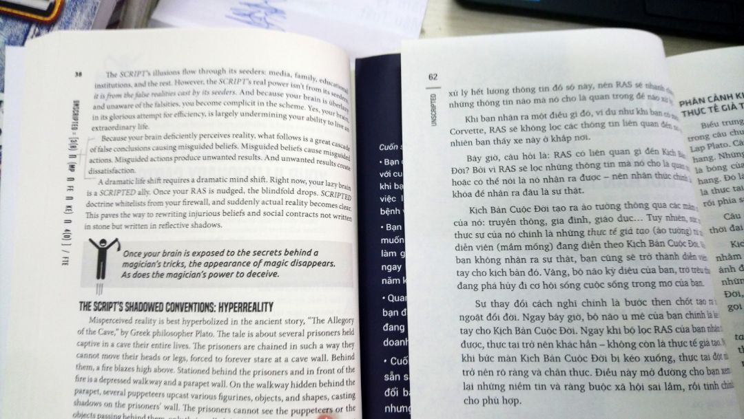 Sách này khá hay, nhưng cách dịch thoáng, không sát so với bản gốc. Độ dày cuốn dịch thì ngắn hơn so với cuốn gốc. Có vài chỗ bị bỏ, chỗ đó mình nghĩ rất quan trọng. Mình lấy ví dụ 1 chỗ mình đã chụp lại (phần bút chì mình làm dấu). Mình chỉ đọc đến chương 8 nên chỉ đánh giá có thế. Tuy nhiên, lối dịch khá tự nhiên, độ chính xác thì phải xem lại, mình sẽ đọc hết cuốn mới đánh giá thêm được. Sách đẹp, nhẹ và có tặng khóa học online.