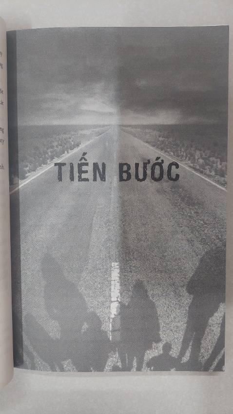 Một chuyến bộ hành thử thách sức bền của cả cơ thể và tâm trí trong giải đấu lấy bối cảnh nước Mỹ phản địa đàng không phải là một ý tưởng tồi. Cuộc đua dù hàng trăm dặm kết thúc sau 5- 6 ngày nhưng thật bất ngờ khi tôi cần đến hơn 3 tuần để đọc xong cuốn sách. Xuyên suốt câu chuyện là không khí bức bối ngột ngạt của thoại và thoai. Câu chuyện khá nhàm chán khi thiếu vắng hoàn toàn những nhân vât với chiều sâu tâm lý, những kẻ bệnh hoạn giết người với đầu óc biến thái , những tình huống gay cấn và cả những cảm xúc xót thương.