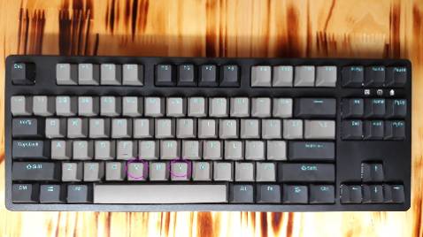 Từ trước tôi rất tin tưởng Tiki nên không cần kiểm tra kỹ, không ngờ sản phẩm giao cho Khách hàng kiểu dạng Treo đầu Dê bán thịt ***. Xem hình ảnh sản phẩm làm gì có chuyện bàn phím nào có 2 nút chữ V bao giờ, không biết lỗi từ đâu.. Đề nghị Tiki kiểm tra lại đơn hàng này và đổi lại.