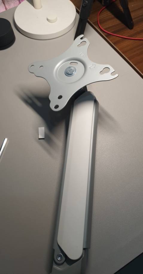 Khớp nâng hạ màn hình rất là cứngggg.
Mình nhắn tin lên hãng thì họ bảo là lô mới nên lò xo cứng hơn bình thường, hãng nói mình nới lỏng ốc ở gần chữ Humanmotion (mà ở sách hướng dẫn thì bảo ko được nới ốc ở chỗ này) thì nâng hạ mới dễ dàng được và đúng thật, sau khi nới ốc ở vị trí này thì nâng hạ màn nhẹ hơn trước rất nhiều.
Còn ngửa màn thì khá là cứng, úp màn xuống thì lực nhẹ mà ngửa màn lên cần dùng kha khá lực... không giống những video review trên youtube lắm.
Không được như kỳ vọng và những video review trên mạng, hơi thất vọng, 4* là có ưu ái rồi ạ.