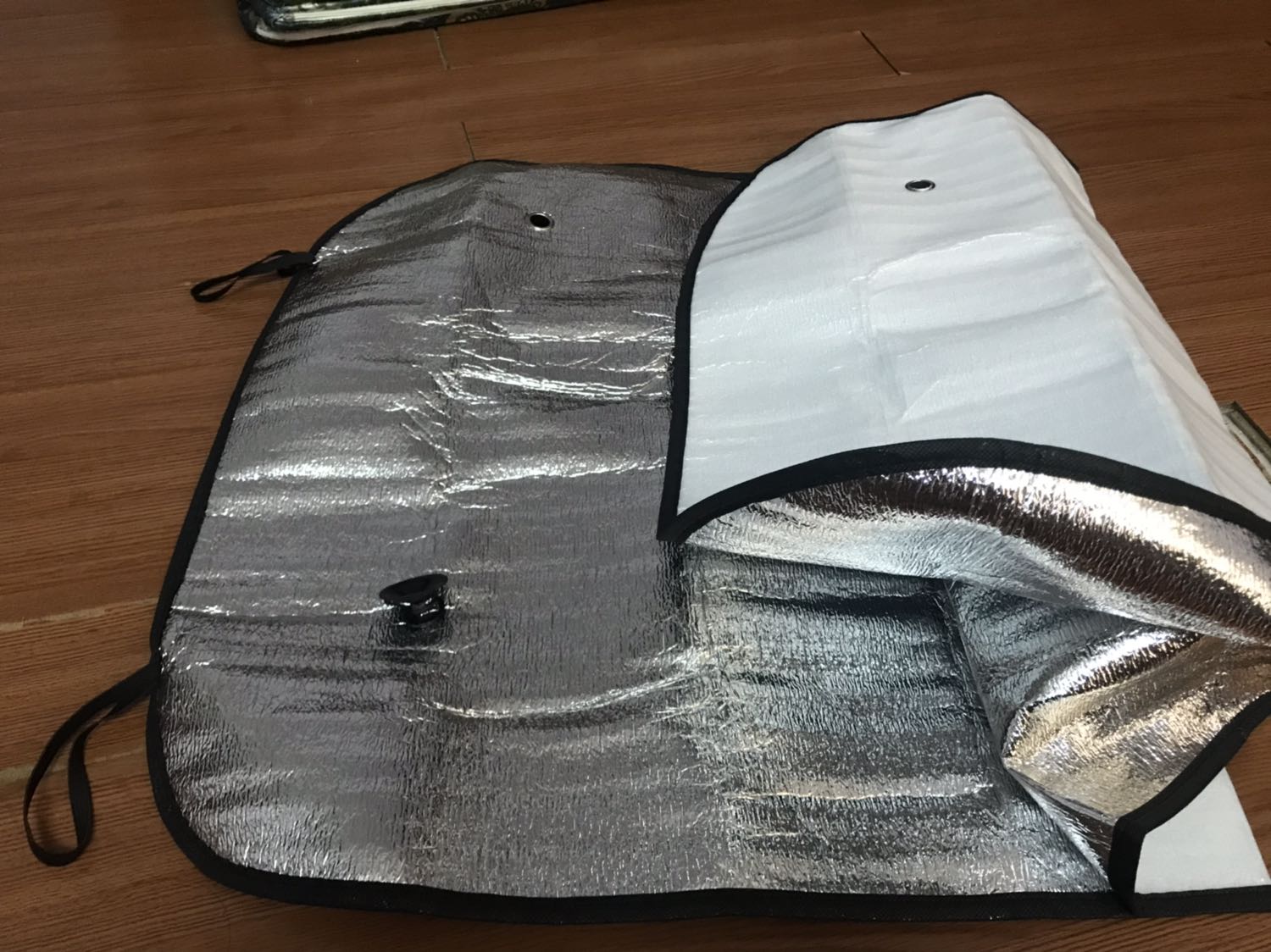 Sản phẩm rao bán khác. Giao hàng đến lại sp khác. Kém chất lượng. Đã giao hàng sai sản phẩm lại còn thiếu 1 nút su. Ko xài được. 179k mà đổi lấy 1 sp giá thực tế 70-80k. *** đảo. Đề nghị tiki vào cuộc trả tiền lại cho kh