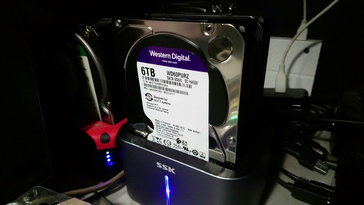 -HDD này thấy chắc chắn. Sản xuất tại Thai Lan nên tin tưởng. Chạy rất êm không nghe tiếng động. Chỉ còn phải theo dỏi độ bền của nó! -HDD này thấy chắc chắn. Sản xuất tại Thai Lan nên tin tưởng. Chạy rất êm không nghe tiếng động. Chỉ còn phải theo dỏi độ bền của nó!