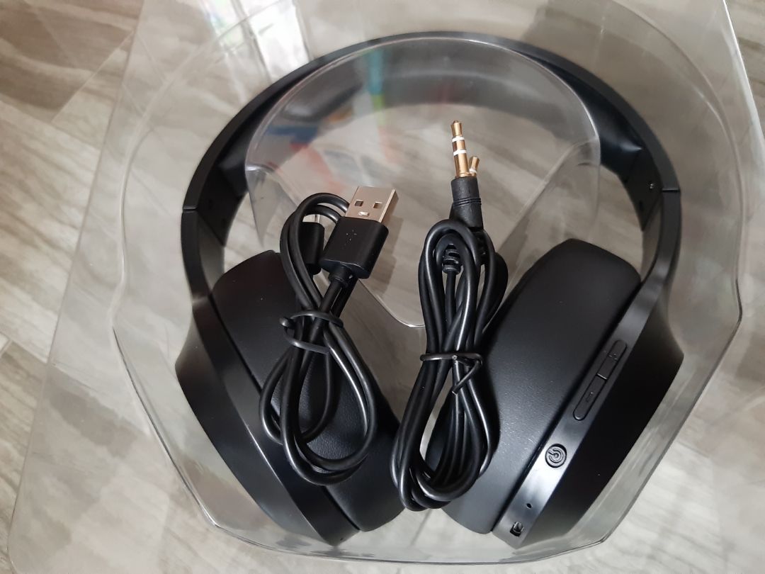 Giao hàng nhanh, đóng gói kỹ. Âm thanh nghe rất đã, chỉ có điều hay bị giật giật 1 tý. mic thì chưa thử nên chưa bik ra s. Nhưng đối với tầm giá này thì khá vừa lòng, miếng đệm đeo êm tai.