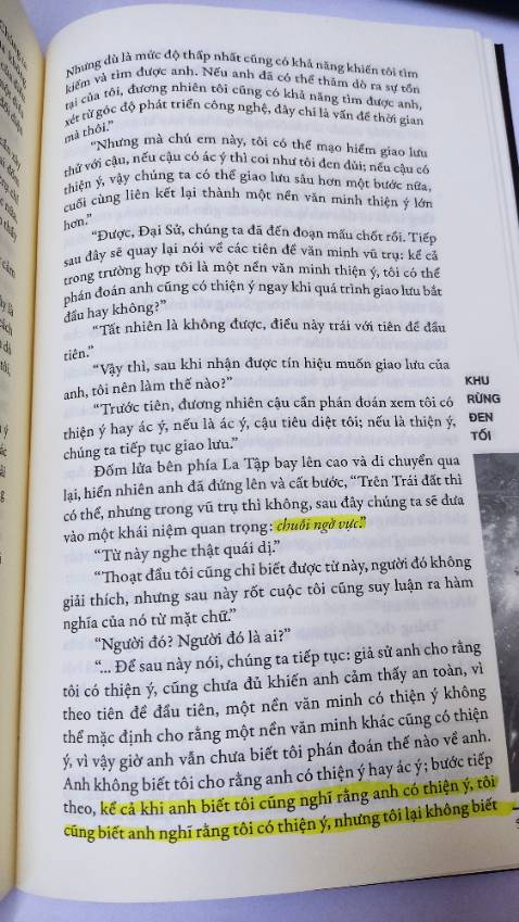 Giao hàng nhanh, còn nguyên bóng kính
Siêu hay luôn á, có nhiều chỗ thuật ngữ khoa học cũng khó hiểu nhưng bản chất câu chuyện và những plot twist sẽ có thể khiến mind-blowing luôn á.