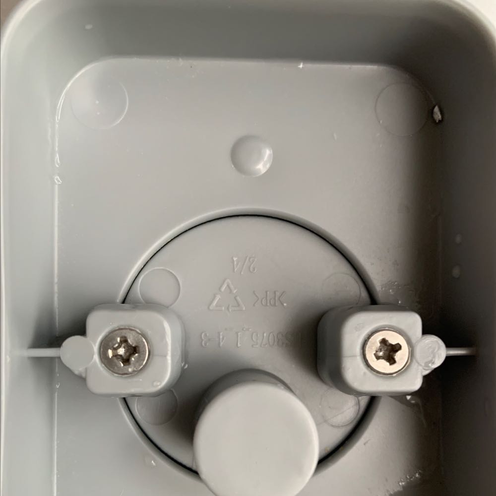 Đã có việc mở ra và lắp lại làm hỏng, chờn gien vít của gioang cao su của phần nắp ngăn nước bay hơi.