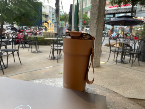 Màu cafe này rất đẹp, bình chắc chắn, giữ nhiêt khá, bỏ cafe đá vào giữ được 7 tiếng thì đá giảm còn 1/2. Tiện lợi mang theo, dễ vệ sinh.