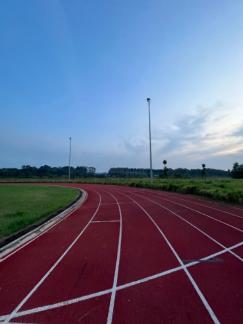 Mình rất bất ngờ khi khổ sách rất lớn, in màu đẹp xỉu. Giá lại rẻ, hình minh hoạ cực có tâm, đáp án kèm giải thích từng câu luôn. Mỗi cuốn lại còn bonus thêm khoá học các thầy cô dạy những phần quan trọng trong sách trên mentor.vn. Mình từng mua cuốn GTNP với English gramma in use toàn là chữ nên đã bỏ cuộc. Cuốn sách này thực sự cứu giúp đời mình, mặc dù mới học 3 bài nhưng tự tin có thể học hết cuốn sách này. Cảm ơn các thầy cô đã tạo ra cuốn sách này, với cả hai cô gì đó dạy trên mentor cũng xinh nữa học càng thêm dễ hỉu. 

Mà không hiểu sao sách hay như này mà ít lượt mua nhỉ? Trong khi mấy cuốn khó nuốt thì được quảng cáo rầm rộ. Mình đảm bảo cuốn này sau này rất hot luôn á 🥰🥰🥰