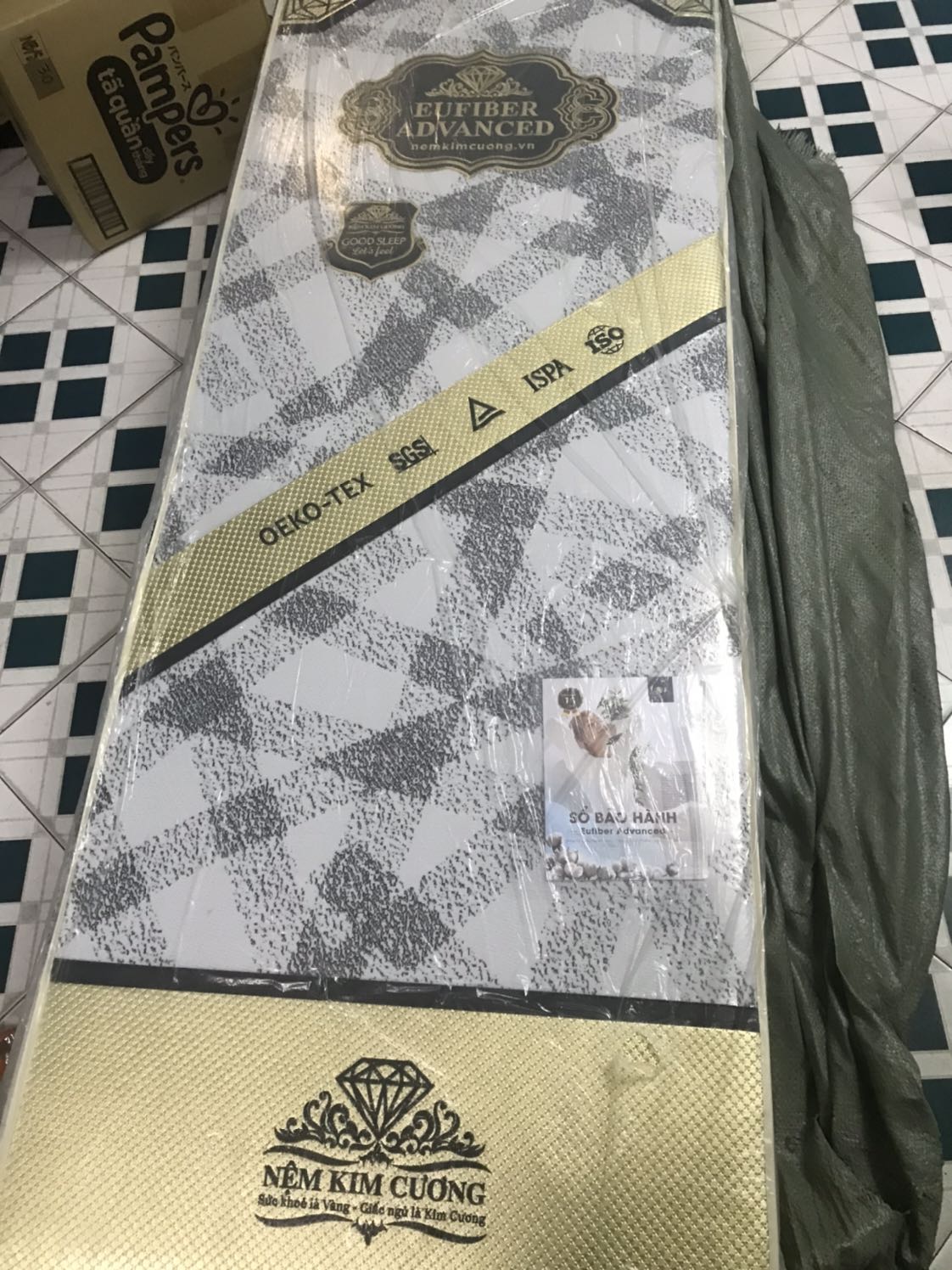 Mình đặt nệm Titanium mà giao hàng thì lại là Eufiber advanced. Khi giao hàng mình có gọi lên *** để đồng kiểm. Nhưng bên giao hàng k cho kiểm hàng. Kết quả thế này. Giao hàng khách shop cũng k báo với khách Mình đặt nệm Titanium mà giao hàng thì lại là Eufiber advanced. Khi giao hàng mình có gọi lên *** để đồng kiểm. Nhưng bên giao hàng k cho kiểm hàng. Kết quả thế này. Giao hàng khách shop cũng k báo với khách