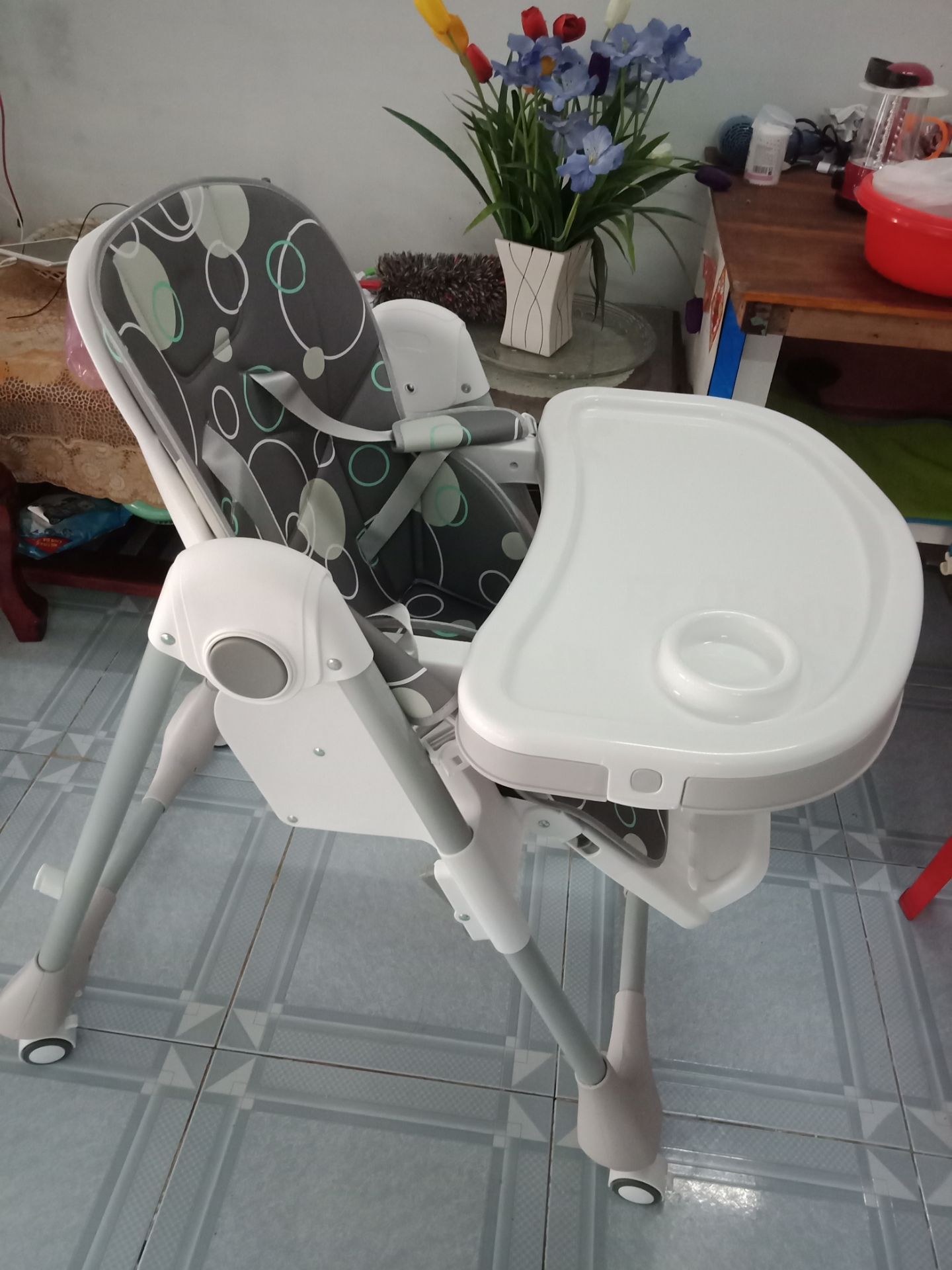 Phần khay ăn hơi yếu, hơi bị lung lay nhưng cũng sử dụng được. Các bộ phận khác hài lòng