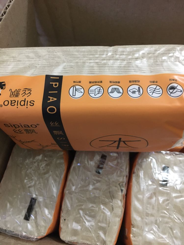 Lần này thật sự thất vọng về sản phẩm vì giới thiệu hàng 1 đằng, hàng gửi đến lại là hàng nhái nản thật. Gấu trúc Sipiao lại thành loại giấy mầu đậm hơn và vừa chạm tẹo nước đã mủn