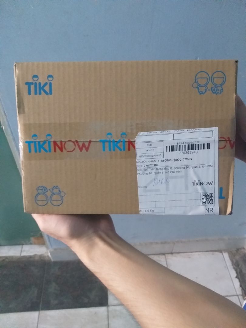 combo 3 hộp kem được đóng kĩ càng thẩm mỹ, hạn sử dụng tới tận năm 2024, hộp còn mới tinh và còn mùi của "hàng mới" :D 
gia đình mình đã dùng qua khá nhiều hãng kem đánh răng rồi, nhưng ưng ý nhất là CLOSE UP hương bạc hà này, sạch răng và thơm dịu. mua được lúc giảm giá nhiều, tiết kiệm được 1 khoản tiền, lại được freeship và ưu đãi từ ví zalopay nữa. rất cảm ơn Tiki ^-^