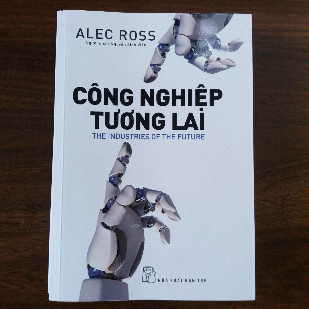 nếu đã đọc Homo Deus và 21 Lessons của Yuval Noah Harari rồi thì sẽ thấy cuốn này không có nhiều điểm mới mẻ. Bản dịch nhiều từ khá thô, VD "control freak" dịch là "kiểm soát quái gở" nghe rất kỳ cục, có thể dịch là "kiểm soát toàn diện" hoặc kiểm soát triệt để", chưa kể đánh máy lỗi khá nhiều chỗ.