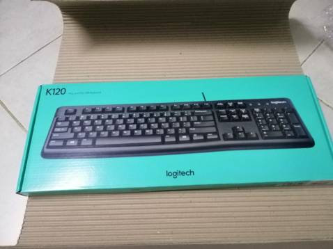 Cực kì hài lòng, nên phải lên đây viết luôn nhận xét dành cho anh em. 
Về giao hàng thì mình đặt hôm chủ nhật thì sáng thứ hai đã có ngay luôn, nói chung là tốc độ giao hàng của TIKI luôn làm mình ấn tượng. Bàn phím được bọc kĩ lưỡng, đóng gói cẩn thận và bao bì đẹp - đúng chuẩn của Logitech. Về chất lượng thì mình có gõ thử thấy độ phản hồi của bàn phím cực tốt, hành trình phím tốt, phù hợp cho những người thích dùng để gõ văn bản như mình (xài bàn phím laptop thì sợ hư sớm mất : ))) ), còn chơi game mình nghĩ cũng khá ổn. Khuyên các anh em nào muốn mua bàn phím để sử dụng thì nên canh ngay đợt giảm để có giá tốt - mình mua được chỉ khoảng 150k tính cả ship. Chắc chắn sẽ giới thiệu cho bạn bè.