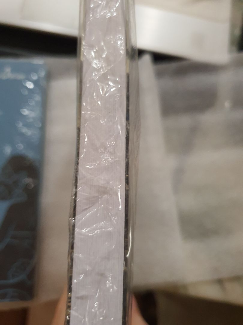 Giao hàng nhanh, đặt nay là mai giao luôn. Mình chưa đọc nên chưa xé bao nên không biết sách trong có bị lỗi không. 
Nhìn trực quan bên ngoài thì bọc màng co kiểu thiếu tiền 😂, còn không được màng co cứng mà lỏng lẻo như lấy túi nilong rồi hơ nóng vậy.
Chỗ giá tiền còn in lại vết lột của băng keo, để lâu bám bẩn. 
Giấy in dùng lọai rởm, trắng mỏng như mấy cuốn giáo trình rẻ tiền. Chắc vậy nên giá mới thấp.