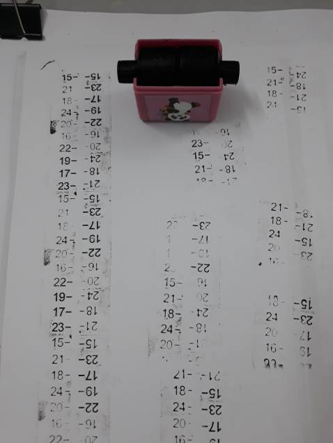 Trên con lăn không có dấu bằng, số in bị ngược. Không dùng được một tí nào. Không nên mua Trên con lăn không có dấu bằng, số in bị ngược. Không dùng được một tí nào. Không nên mua