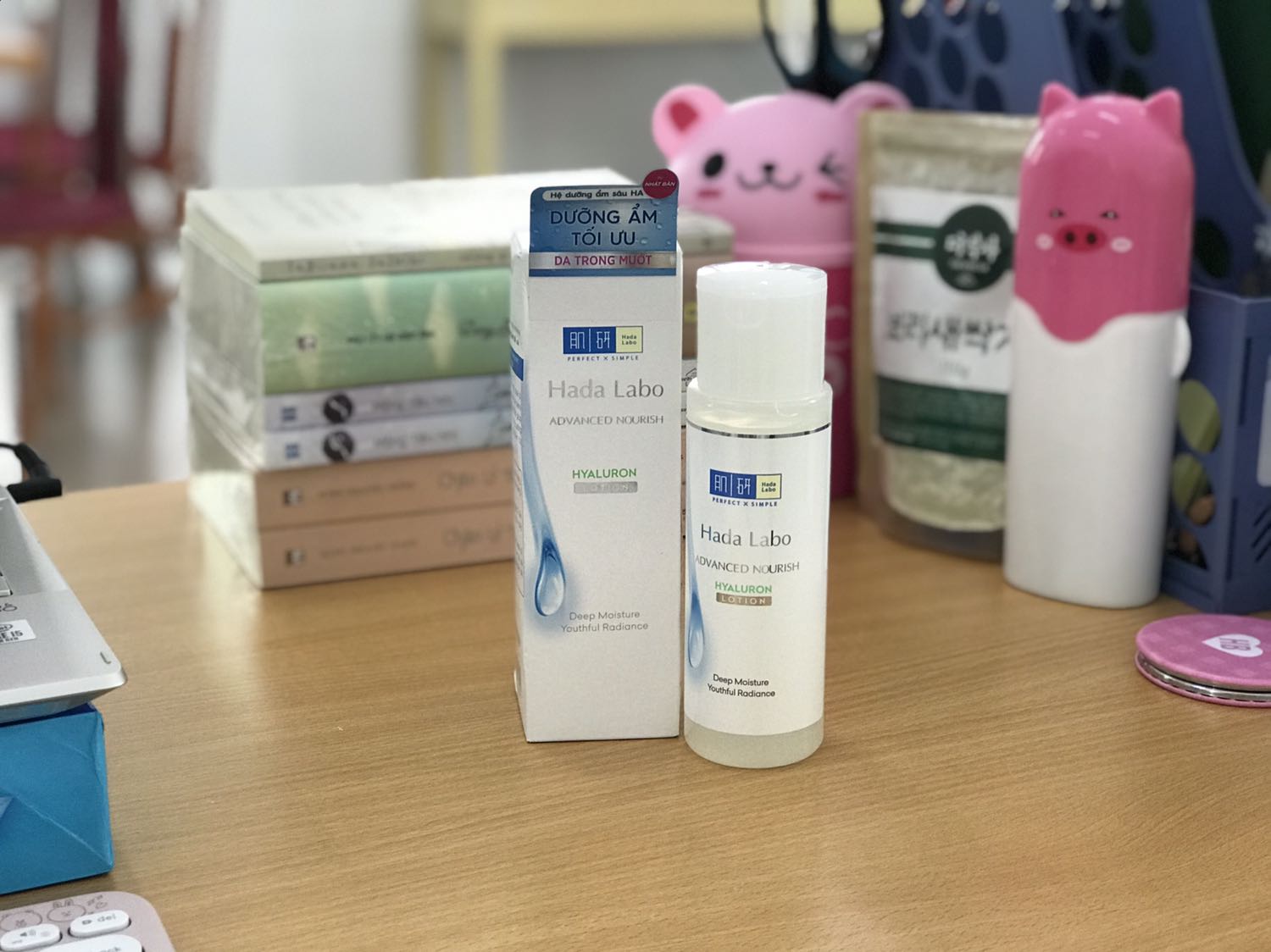 Mình là một con nghiện dưỡng da cho đến giờ cũng đã dùng qua nhiều loại toner/lotion khác nhau nhưng cuối cùng chân ai đối với mình vẫn là Hadalabo. Trước đây chủ yếu mình dùng bản của Nhật tuy nhiên qua tìm hiểu mình thấy bản Việt và Nhật không có khác nhau là mấy. Sau khi sử dụng thì mình đánh giá em này không khác gì bản của Nhật mà giá lại ổn hơn. Sẽ mua tiếp khi dùng hết. Thanks Tiki giao hàng nhanh và chất lượng phục vụ tốt.