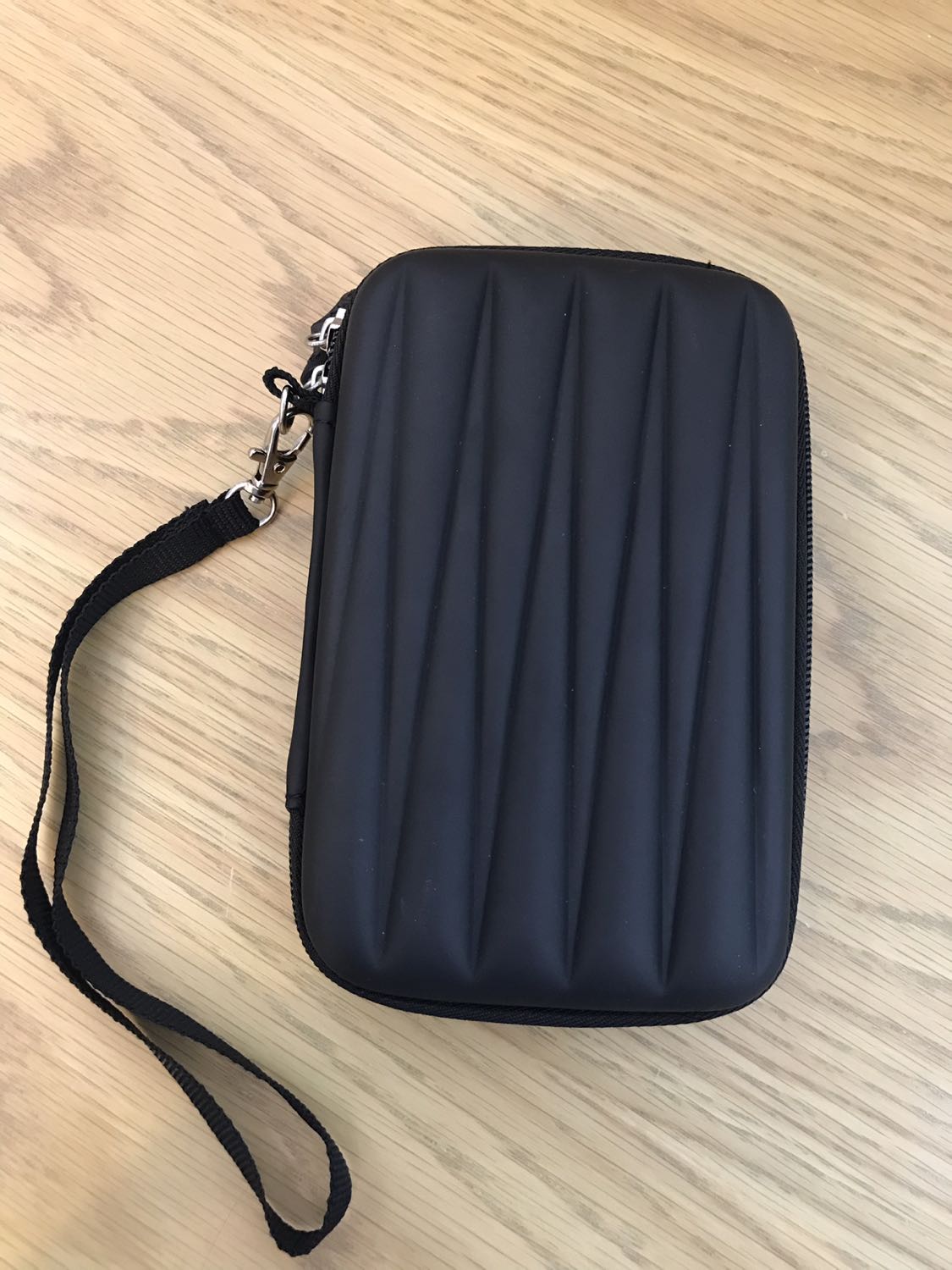 Túi vuông vắn, dày dặn, dây kéo chắc chắn, mình không dùng sạc dự phòng nên không quan tâm kích cỡ lắm. Điểm trừ duy nhất là mùi hôi bên trong. Mình sẽ bỏ gói silica gel vào xem thử có hút được mùi đi không. Ngoài vấn đề đó ra thì mọi thứ còn lại hoàn hảo. Túi vuông vắn, dày dặn, dây kéo chắc chắn, mình không dùng sạc dự phòng nên không quan tâm kích cỡ lắm. Điểm trừ duy nhất là mùi hôi bên trong. Mình sẽ bỏ gói silica gel vào xem thử có hút được mùi đi không. Ngoài vấn đề đó ra thì mọi thứ còn lại hoàn hảo.