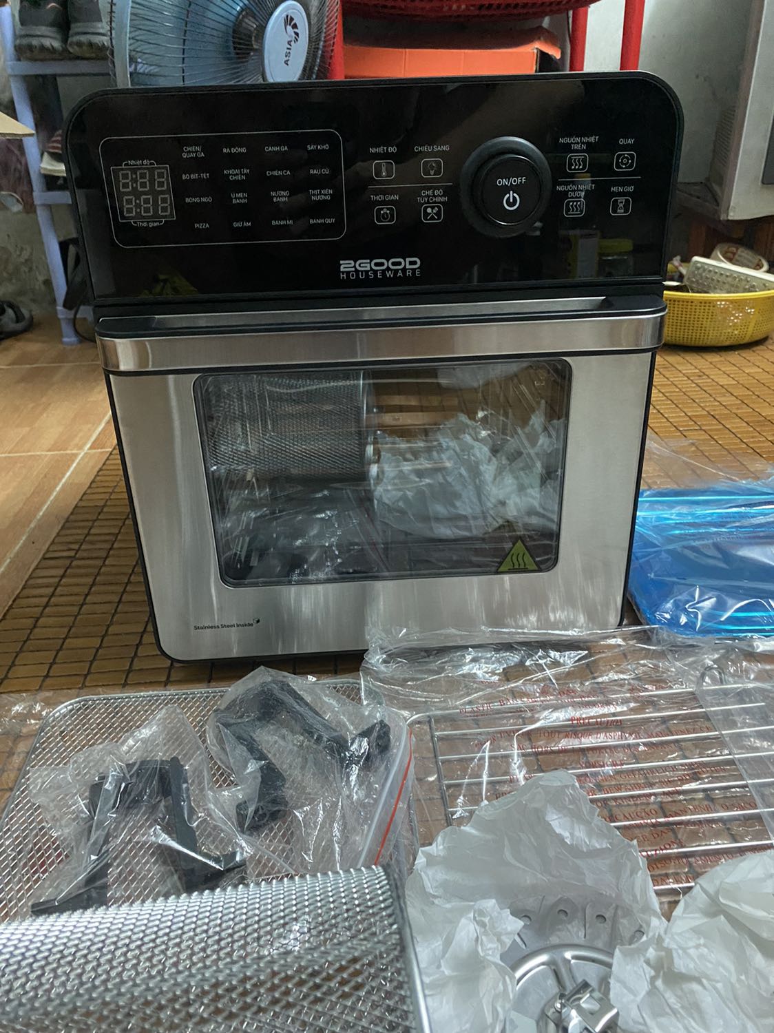 Mới nhận được sản phẩm chắc chắn, đẹp, rất ưng với sản phẩm. Phụ kiện đi kèm đều là inox và đầy đủ như quảng cáo. 
Máy chạy rất êm, khi tắt máy vẫn chạy thêm một chút để thổi hơi nóng ra trước khi tắt hẳn.
Admin tư vấn rất nhiệt tình. 
Tuy còn một sô tiểu tiết nhỏ, như chỉ đi kèm chỉ có 3 ốc vặn để cố định các thiệt bị vào thanh quay, hơi bất tiện nhưng ko ảnh hưởng.
Chưa biết chất lượng ntn và có bền không, nhưng trước mắt vậy là rất hài lòng. Mới nhận được sản phẩm chắc chắn, đẹp, rất ưng với sản phẩm. Phụ kiện đi kèm đều là inox và đầy đủ như quảng cáo. 
Máy chạy rất êm, khi tắt máy vẫn chạy thêm một chút để thổi hơi nóng ra trước khi tắt hẳn.
Admin tư vấn rất nhiệt tình. 
Tuy còn một sô tiểu tiết nhỏ, như chỉ đi kèm chỉ có 3 ốc vặn để cố định các thiệt bị vào thanh quay, hơi bất tiện nhưng ko ảnh hưởng.
Chưa biết chất lượng ntn và có bền không, nhưng trước mắt vậy là rất hài lòng.