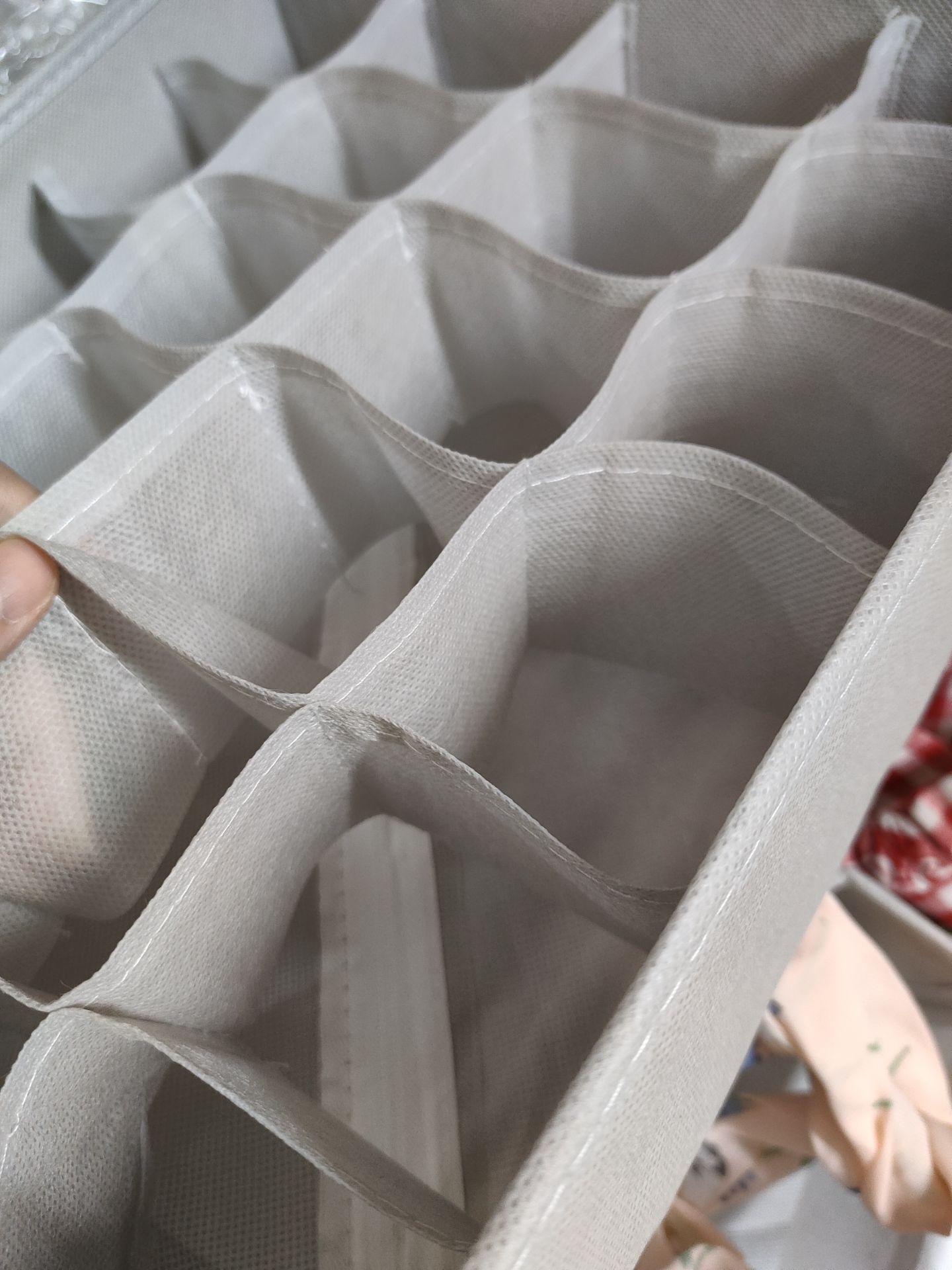 giao hàng gấp rất gọn, mình còn quên mất là mình mua cái gì =]]]] trông rất đẹp, form hoàn toàn như ảnh. mùi cũng k bị nhựa hay gì quá cả.