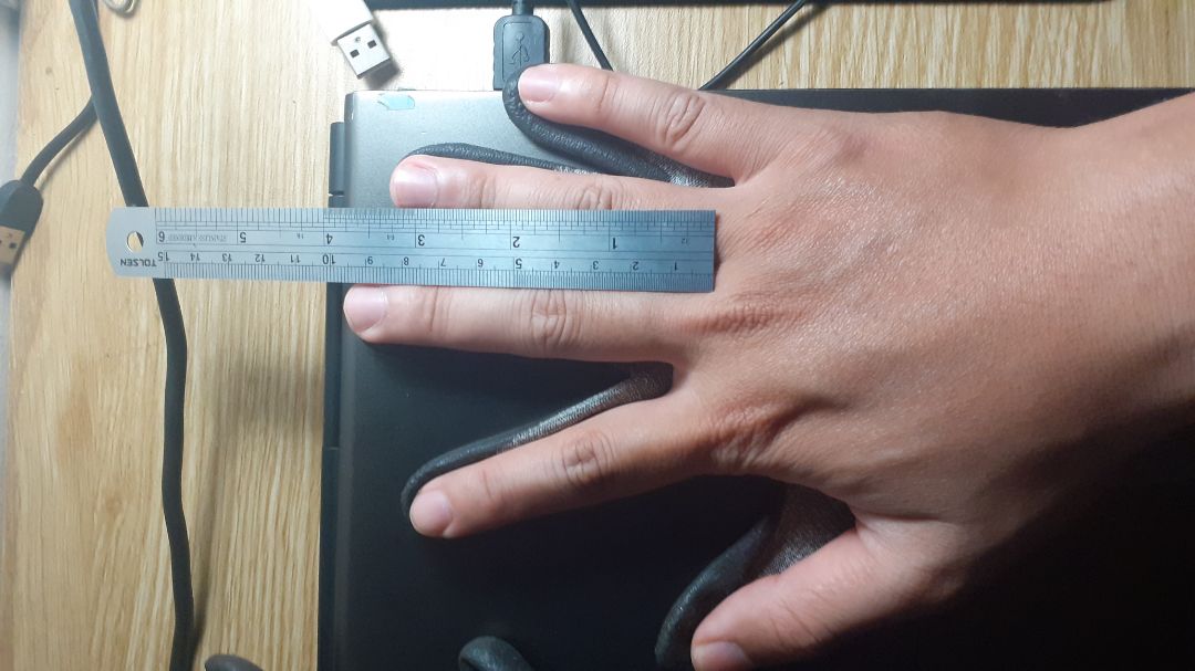 size M, độ co giãn ngang tốt nên vừa với bàn tay, ôm sát cổ tay, ngón tay, nhưng không vừa chiều dài ngón tay. Đã dùng nhiều đôi trước đây rồi, như đôi màu xanh lá, bị giãn thun cổ tay sau một thời gian dài dùng và giặt nhiều lần. Đôi xám kia còn mới nên chưa bị giãn. Cảm giác cầm nắm tốt lắm. Hơi nứt da tí đỉnh ở góc ngón cái và ngón trỏ.