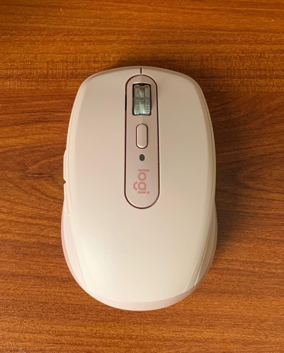 Sau một thời gian dùng thì thấy kết nối bluetooth ko ổn định, chuột bị giật, lag.
=====
Mình dùng mac nhưng loại dùng cho mac chỉ có màu trắng, nên phải dùng loại có chân kết nối cho đồng bộ, hơi bất tiện nhưng cũng đc.
Sản phẩm như hình. Vừa tay, chuột nhạy.Dùng lâu dài ntn thì chưa biết, trc mắt thì khá ok, chuột nhiều tính năng thông minh, tiện cho người dùng.