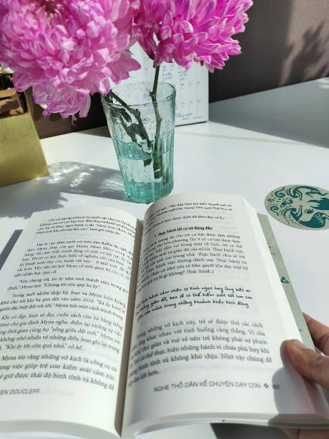 Mình đọc lời giới thiệu về cuốn sách hay này từ chi Hằng Mai trên trang *** như sau: 
"Cuốn sách là hành trình của một người mẹ trẻ của xã hội đương đại, từng bị trầm cảm sau sinh và trầy trật trong việc nuôi dạy con đi tìm đường ra cho chính mình. Cách nuôi dạy con của những tộc người săn bắt hái lượm là cho trẻ em tham gia vào cuộc sinh tồn cùng cha mẹ và cộng đồng sớm nhất có thể, và nhờ đó chúng trưởng thành sớm, rồi cộng đồng được nhờ sớm. Đó là 1 nền giáo dục kiệm lời, chủ yếu là làm gương (thân giáo), đặc biệt đề cao gương Điềm tĩnh! 
Để cảm xúc dẫn dắt là dấu hiệu của sự không trưởng thành (người Inuit). Cuốn sách không chỉ dành cho những người làm cha mẹ mà cho bất cứ ai sống trong cộng đồng. Bởi bọn trẻ con thuộc về cả cộng đồng. Cần cả làng để nuôi đứa trẻ. Câu này nghe nhiều nhưng đến khi đọc cuốn sách này mới giúp mình sáng rõ, theo nghĩa đen luôn.
- 20% công việc chăm sóc đứa trẻ do chính người mẹ đảm trách.
- 40% do những đứa trẻ lớn hơn chia sẻ.
- Phần còn lại do các người mẹ khác. (tộc người Hadzabe, Tanzania)
Cả làng nuôi đứa trẻ để rồi nó lớn lên thành người hữu ích cho cả làng"
Cảm ơn Huy Hoàng books đã phát hành nhiều đầu sách xuất sắc quá, mấy năm gần đây mình rất thích chọn lọc đầu sách hay của Huy Hoàng books để làm sách gối đầu gường đó. Cảm ơn Tiki đã giảm giá 36% để mình vớt không đắn đo suy nghĩ nhé.