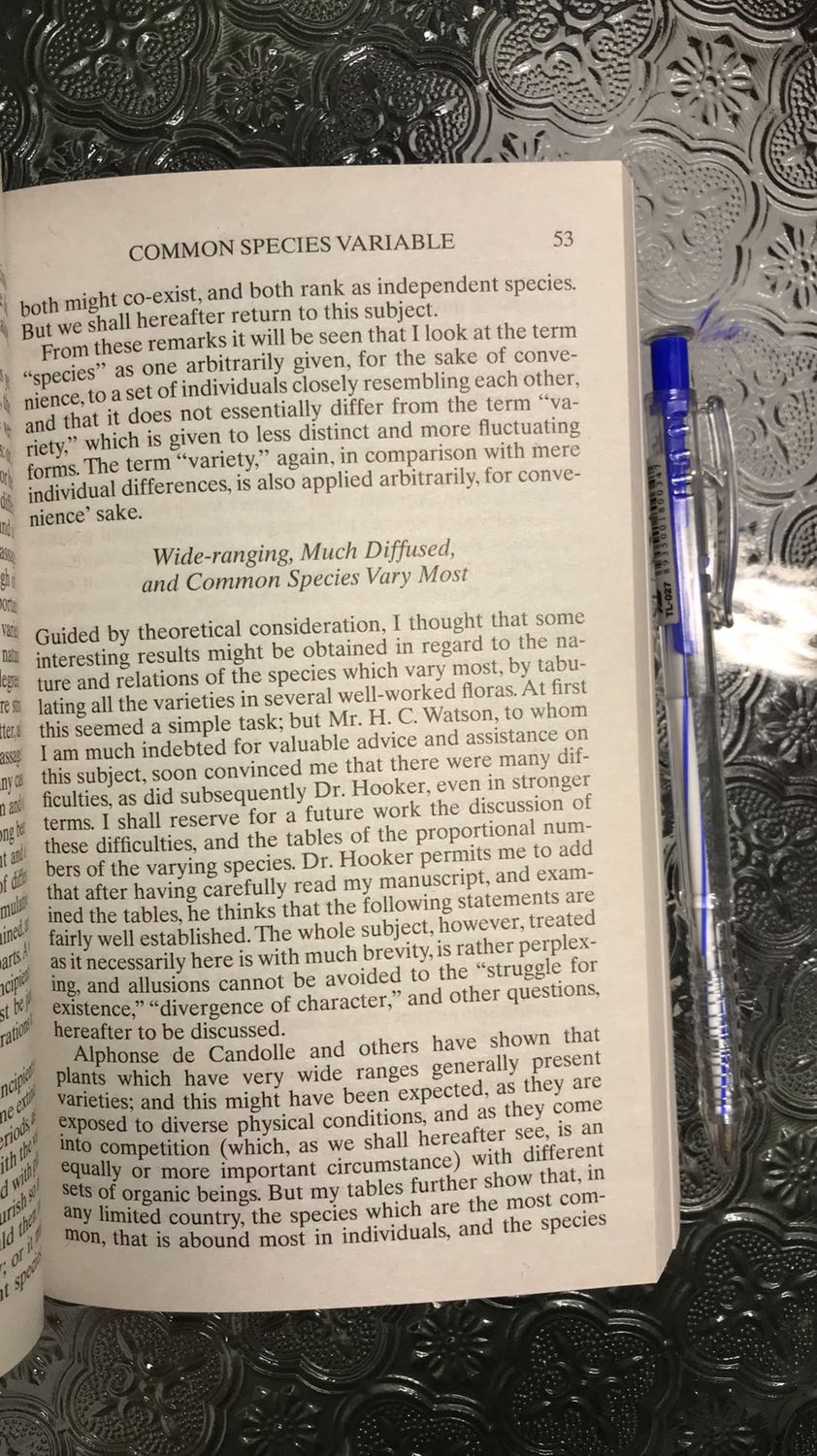 Bề mặt bìa sau của sách hơi bẩn nhưng nhìn chung sách rất đẹp