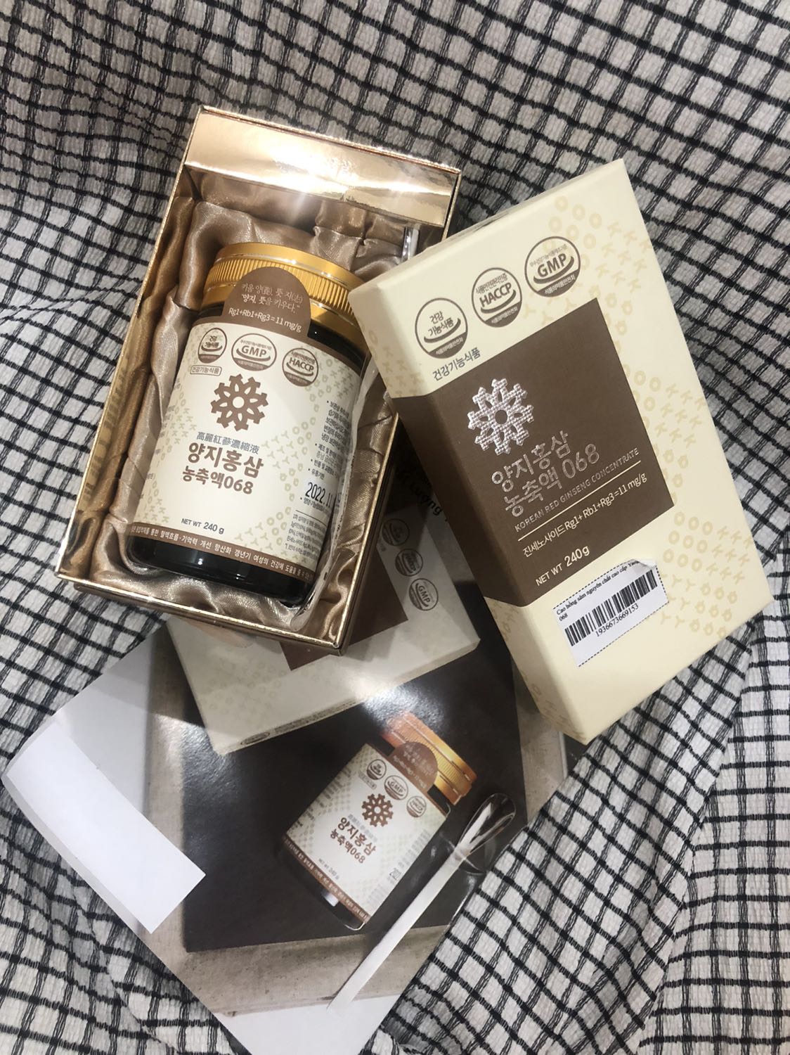 Shop tư vấn nhiệt tình, giao hàng cũng rất nhanh. Vì công việc bận rộn nên mình khó vào giấc ngủ nhưng mình  sử dụng cao hồng sâm đã cải thiện giấc ngủ rõ rệt. Tăng cường sức đề kháng nữa. 
Mình có mua cho bà mình sử dụng thì thấy rất hiệu quả sản phẩm còn ngăn ngừa chứng lãng trí nhớ cải thiện tiêu hoá. Bà mình cũng rất ưng dùng ngày nào cũng dùng hết là phải mua hộp mới cho bà dùng ngay 😍hihi shop bán đồ chất lượng ghê ủng hộ dài dài.