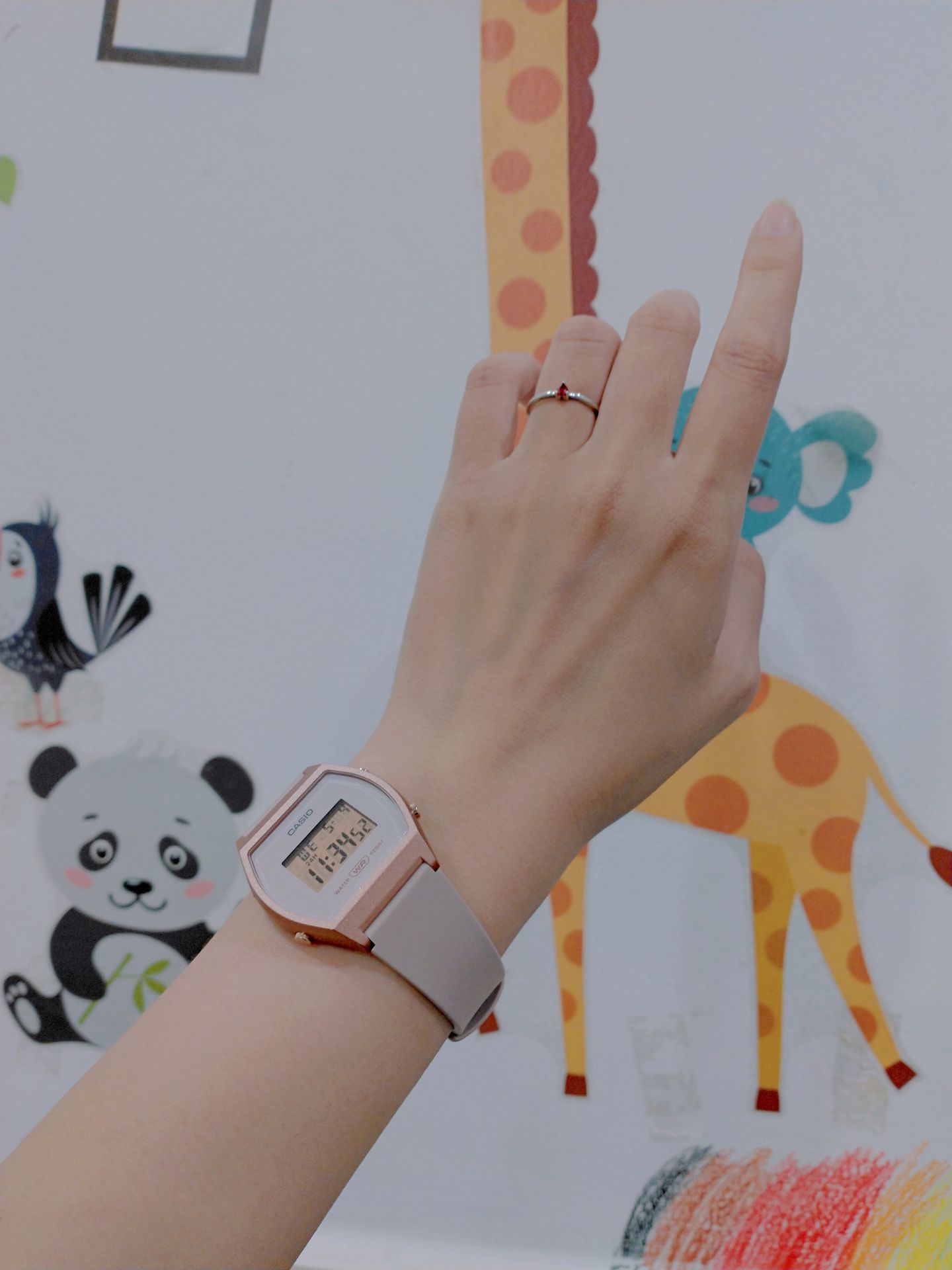 hơi nhỏ so với tay mình nhưng đẹp và nhẹ, thích hợp các bạn nữ tay nhỏ.