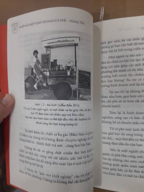 Bìa sách cute dữ thần, chiếc ly răng sún in dập nổi lên khá đặc biệt.
Nội dung thì mình mới đọc được gần 1/2, khá chi tiết và cụ thể danh sách những việc cần làm và cần làm tốt để quán đông khách. Ngoài ra sách còn hướng dẫn từ A-Z nhưng thủ tục cần thiết khi thuê mặt bằng, khi mở quán và ngay cả ngày khai trương cần làm nhưng gì cũng được viết khá cụ thể.
Mình là fan của GIVER và sự thật là GIVER không làm mình thất vọng. 
GIVER GOOD JOB 👍