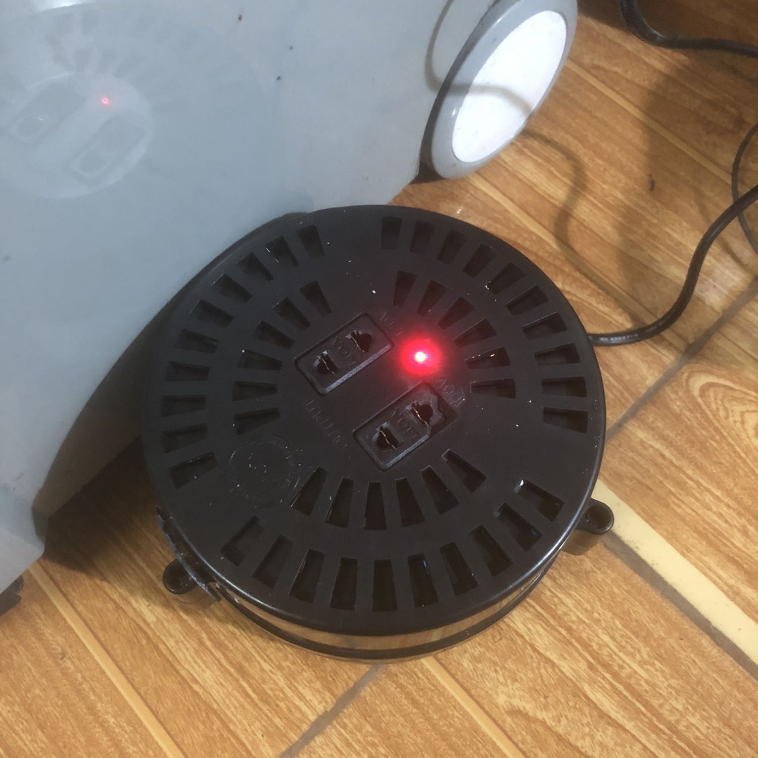 1. Thời gian giao hàng OK (Giao trước thời gian dự kiến 1 ngày)
2. Hàng đóng gói cẩn thận: có đặt xốp chống va đập, có bọc túi bóng chống nước.
3. Đúng chủng loại khách yêu cầu
4. Bóc hộp thấy có 1 lỗi nhỏ (vỡ mép cắm phích)
5. *** thực tế (cắm nồi cơm) thấy tạm thời OK.